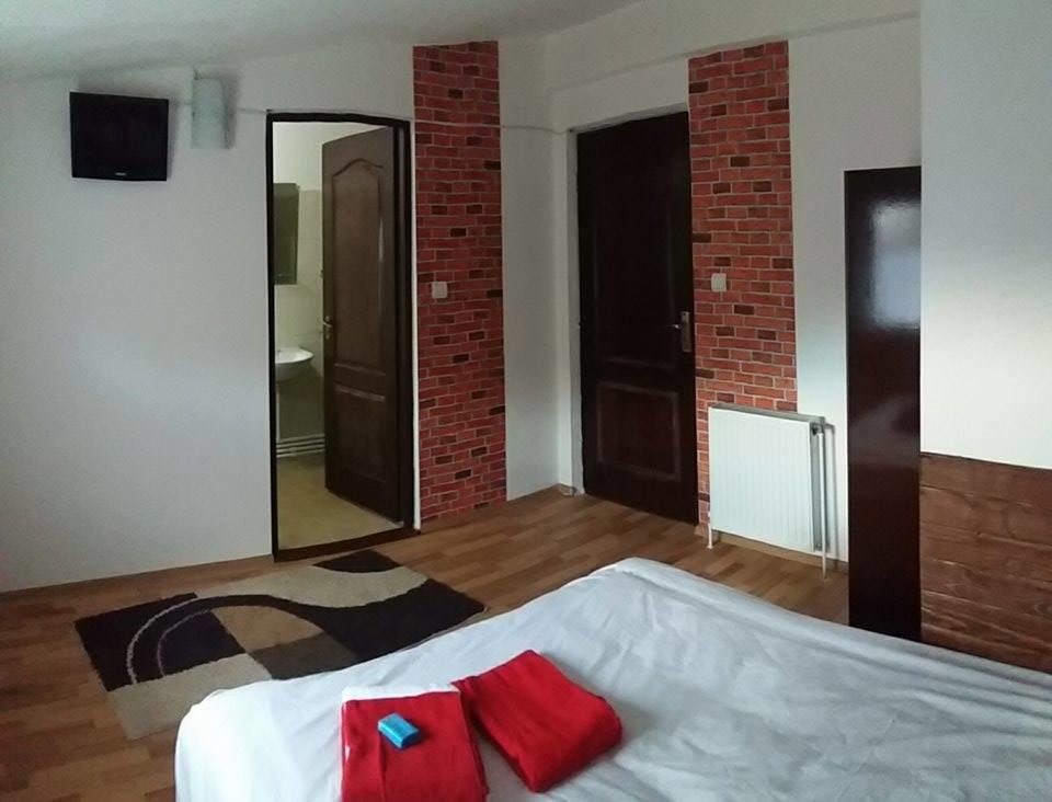 Casa Piscul Lupului Villa Pucioasa Eksteriør billede