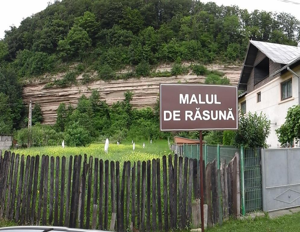 Casa Piscul Lupului Villa Pucioasa Eksteriør billede