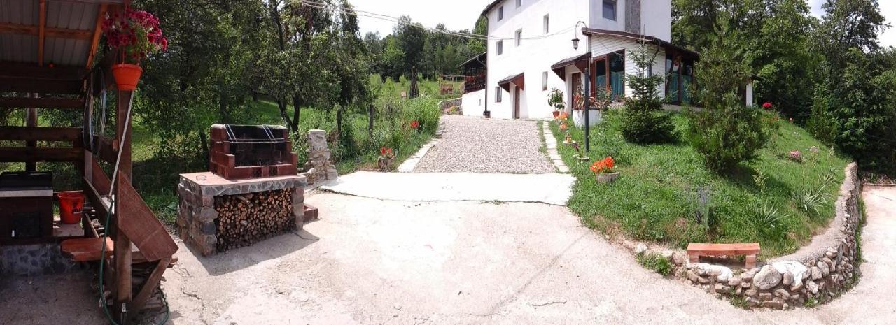 Casa Piscul Lupului Villa Pucioasa Eksteriør billede
