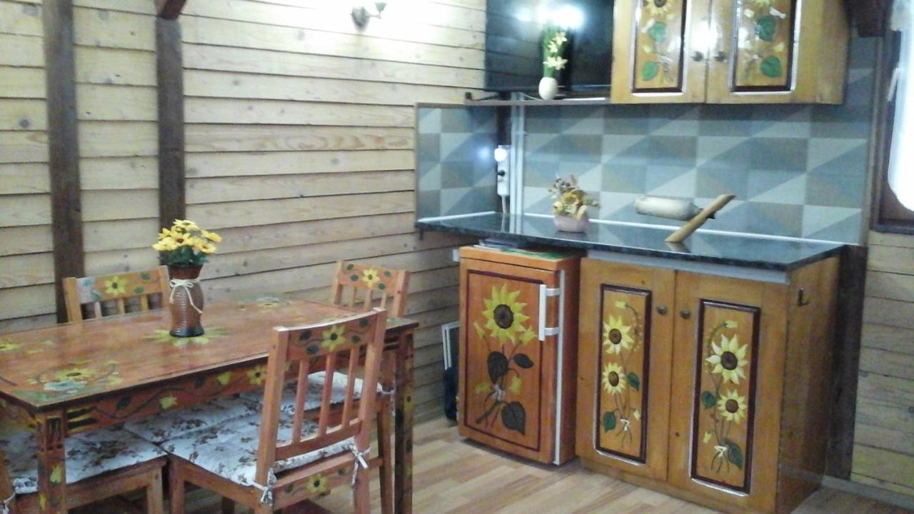 Casa Piscul Lupului Villa Pucioasa Eksteriør billede