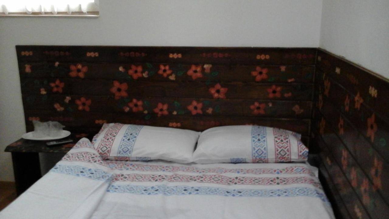 Casa Piscul Lupului Villa Pucioasa Eksteriør billede